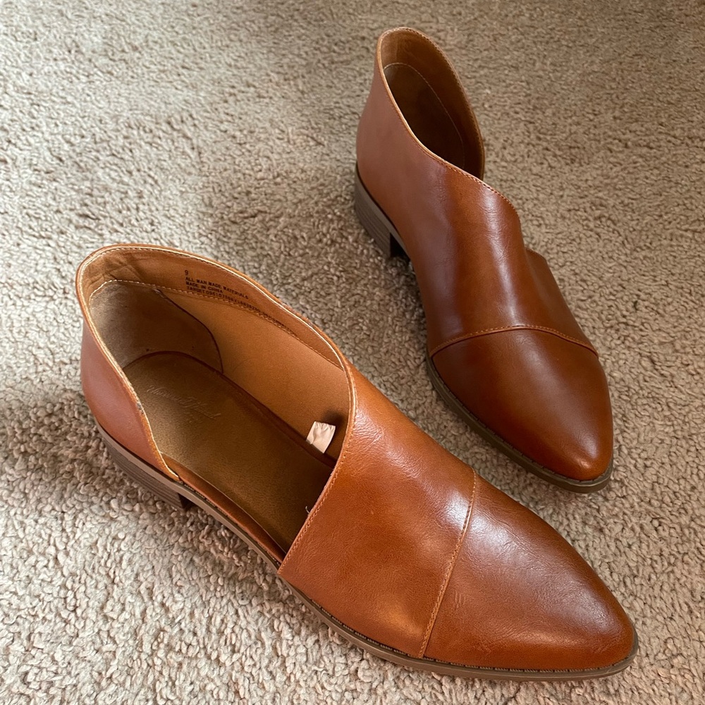 Universal Thread Side Open Pointed Toe Shoes